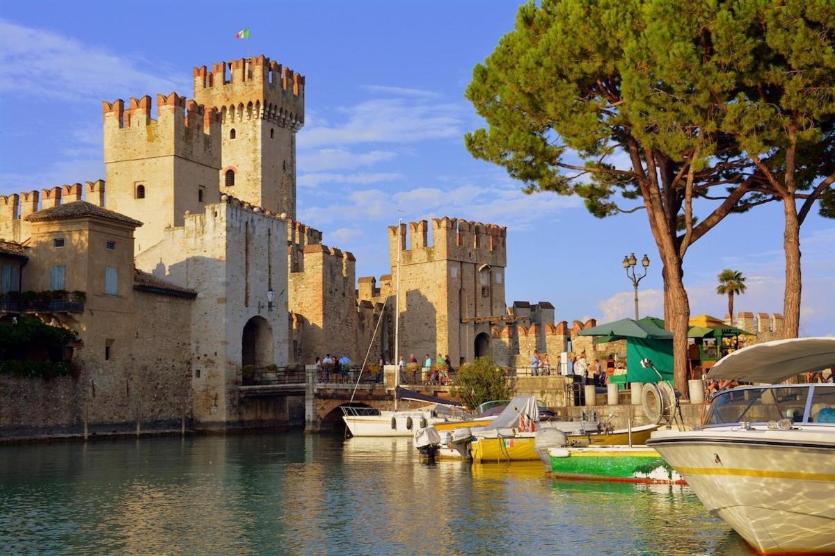 Downtown Peschiera, Easy With Wi-fi And Parking *